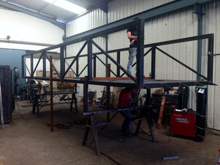 Fabrication de plateformes métalliques en atelier