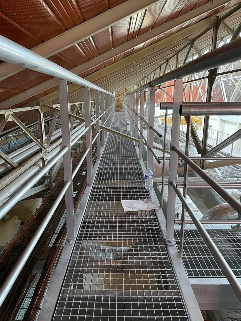Passerelle en caillebotis galvanisé avec garde-corps