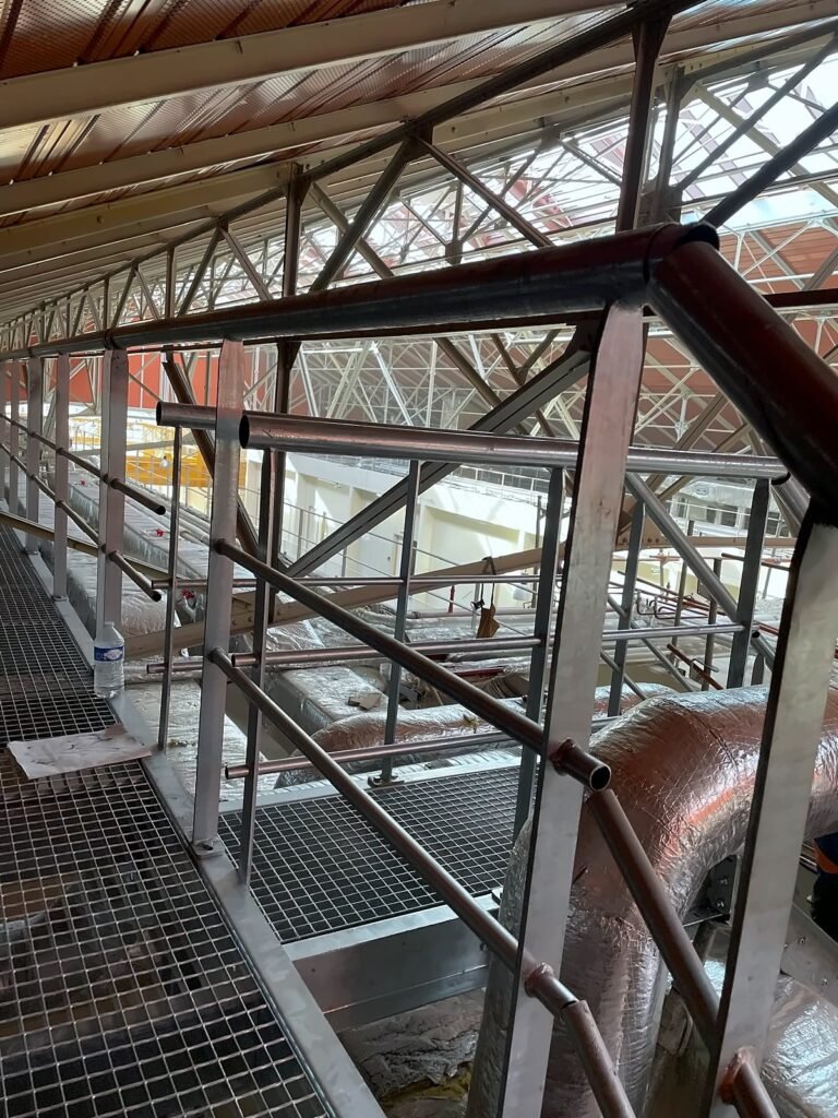 Passerelle en caillebotis galvanisé avec garde-corps