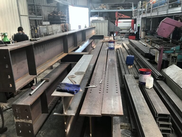 Fabrication de poutres métalliques en atelier